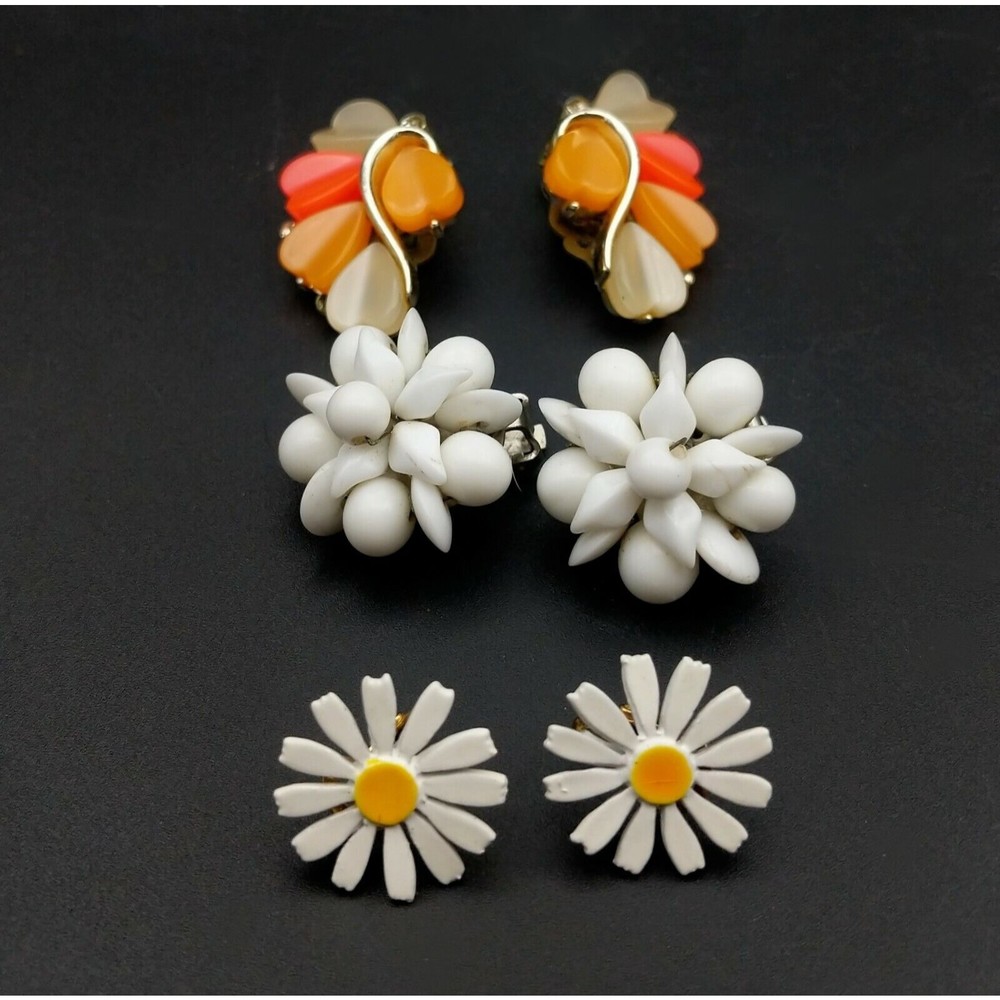 Vtg Earrings Lot 50s Mod Retro Clusters Daisies Mother Of Pearl Leaves Clip ons